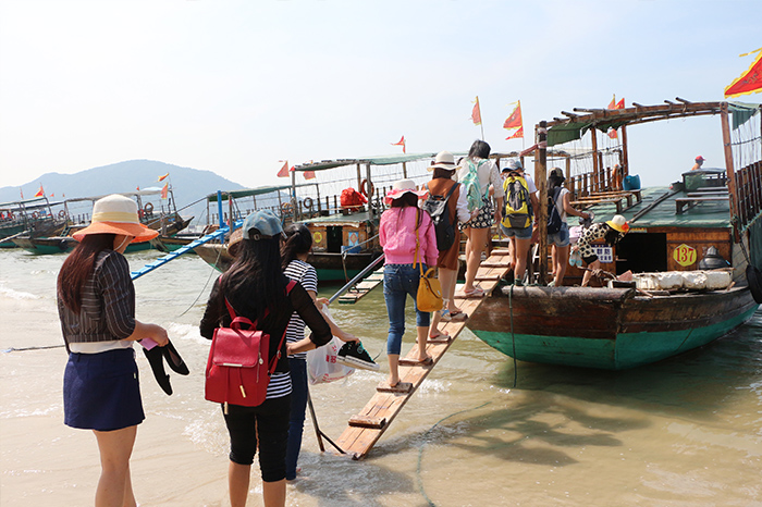 圣元家人登船出海打魚